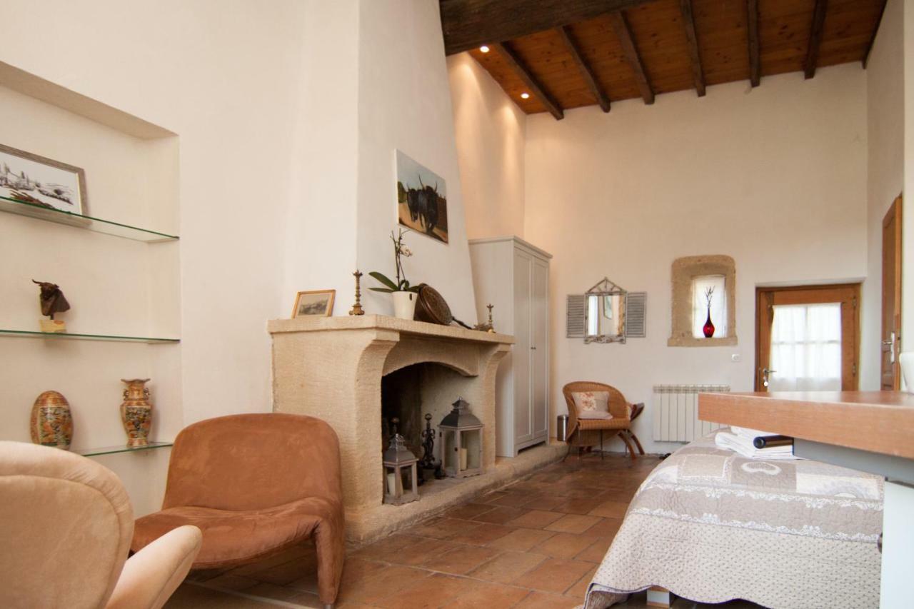 Mas De La Rivoire B&B Villevieille ภายนอก รูปภาพ